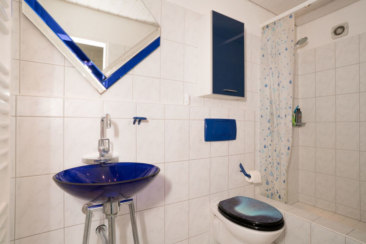 Kleines blau-weißes Badezimmer
