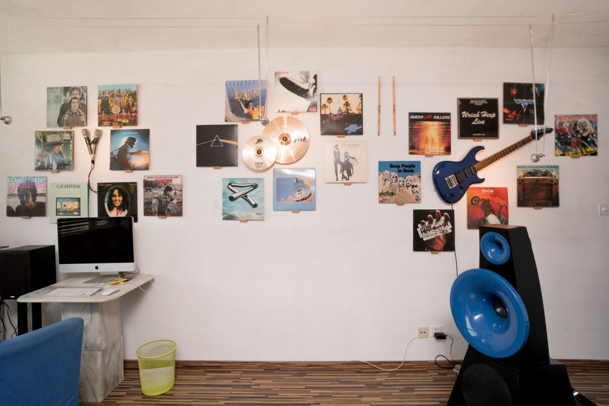 Musikzimmer mit Schallplatten und Lautsprechern