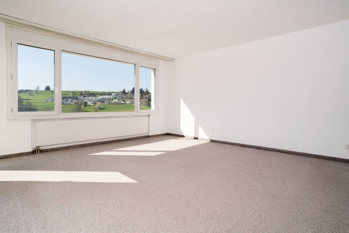 Heller leerer Wohnraum mit großem Panoramafenster