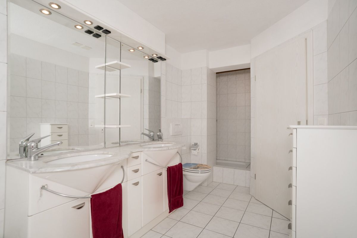 Helles Badezimmer mit Doppelwaschtisch