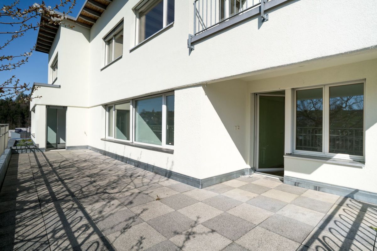 Außenansicht einer modernen Wohnimmobilie mit Terrasse