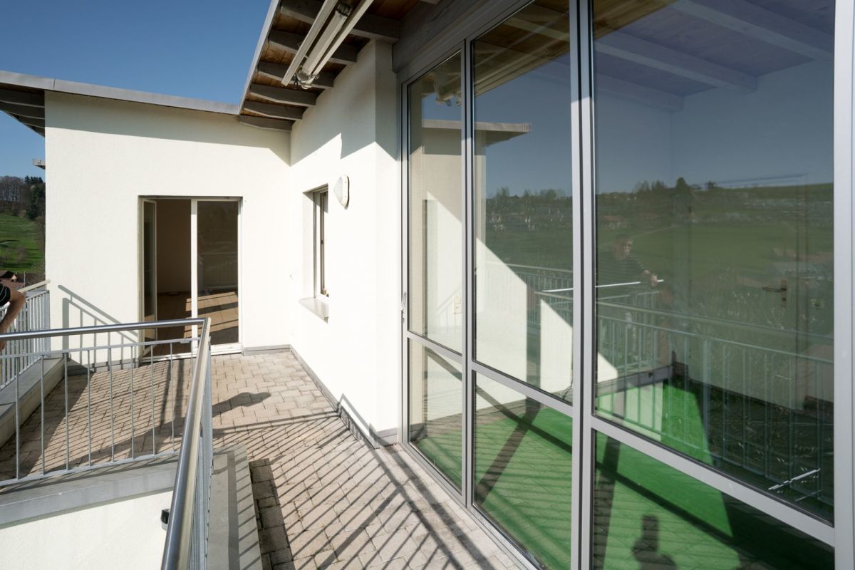 Balkon mit Glasfront und Geländer