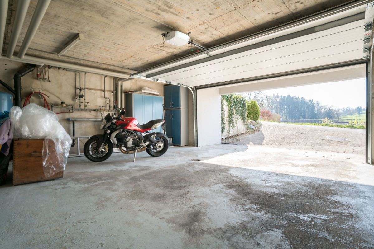 Großzügige Garage mit offenem Tor