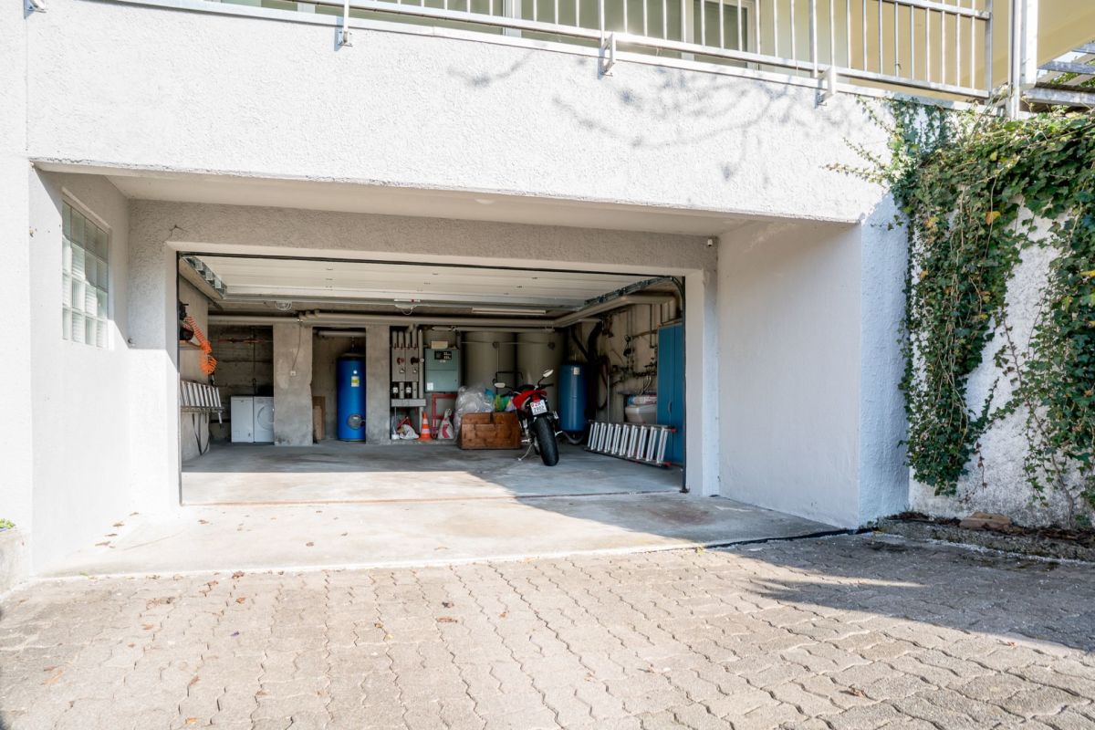 Garagenzufahrt mit offenem Blick in eine Doppelgarage