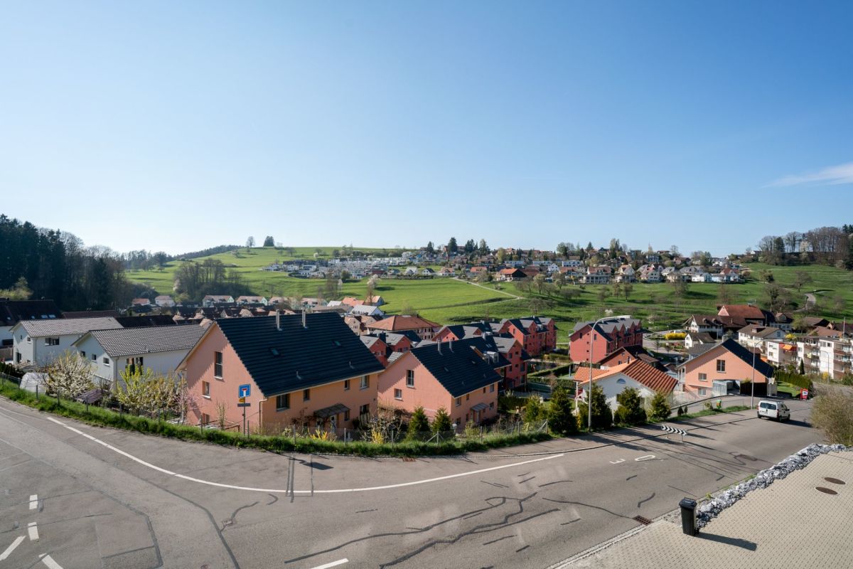 Landschaftsaufnahme eines Wohngebiets mit Häusern