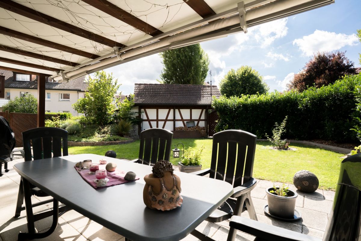 Überdachte Terrasse mit Gartenblick