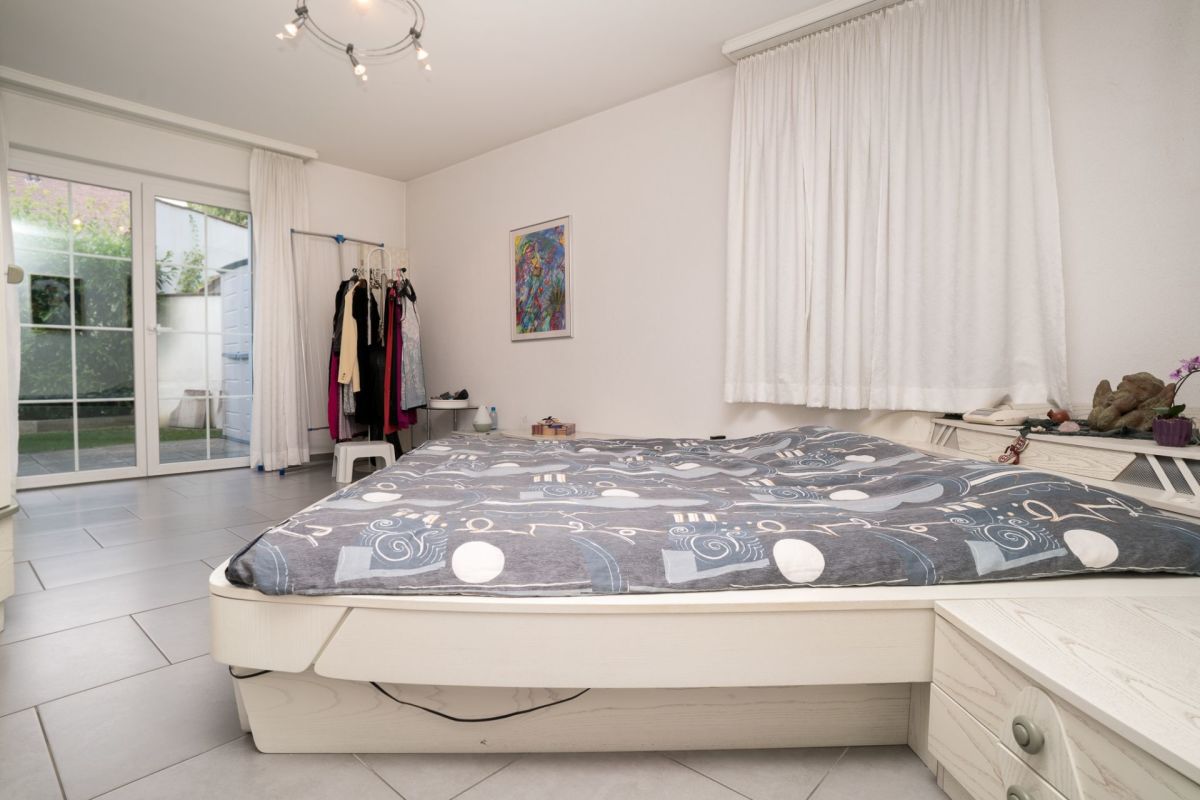 Helles Schlafzimmer mit Terrassentür
