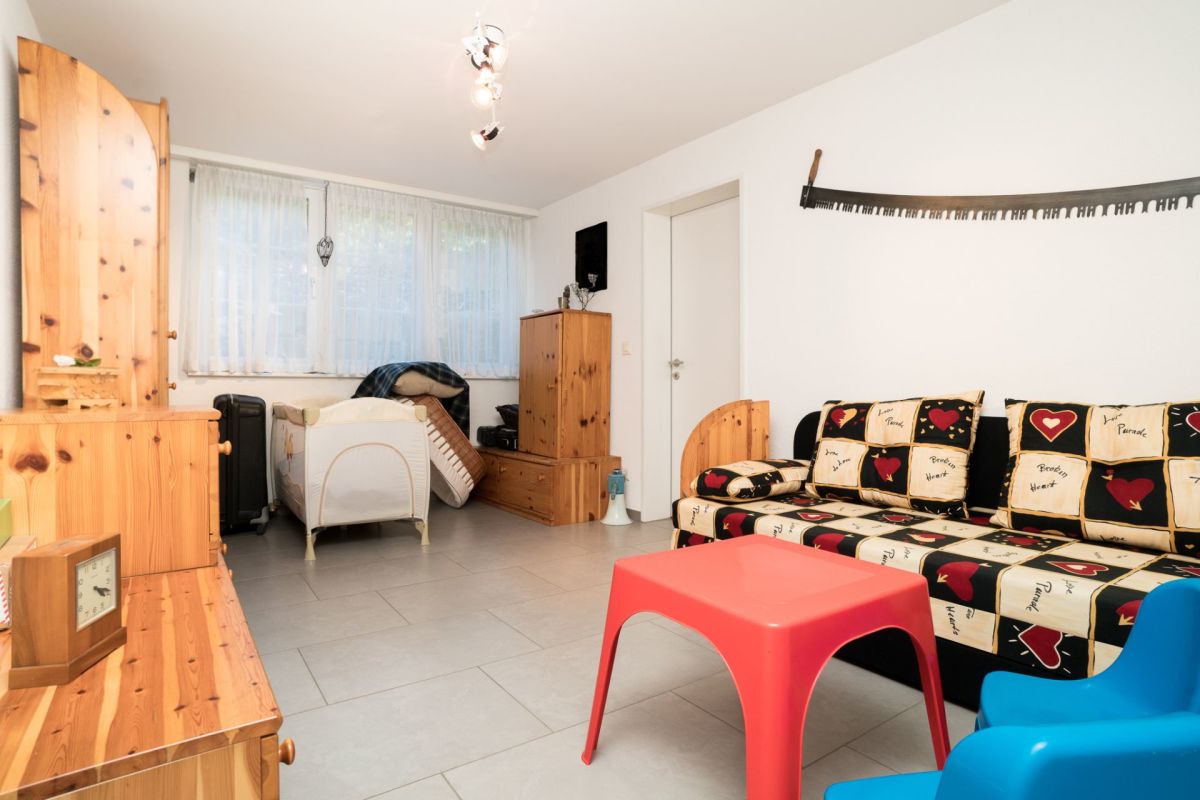 Helles Zimmer mit Möbeln und kindlicher Einrichtung