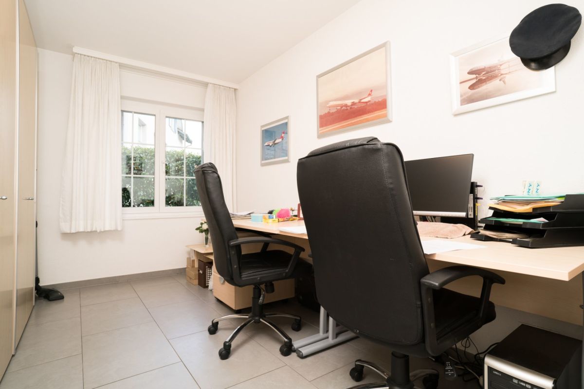 Helles Arbeitszimmer mit zwei Schreibtischen