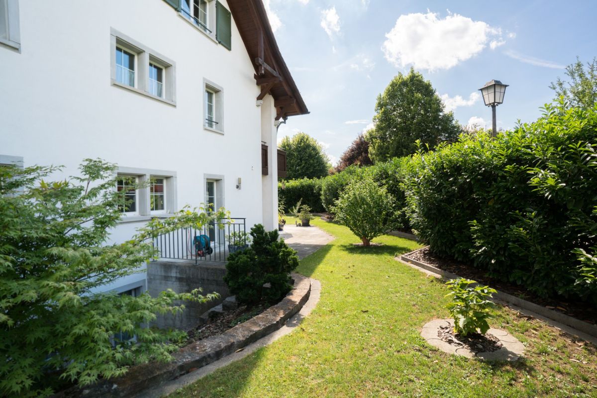 Gepflegter Garten mit Hausfassade