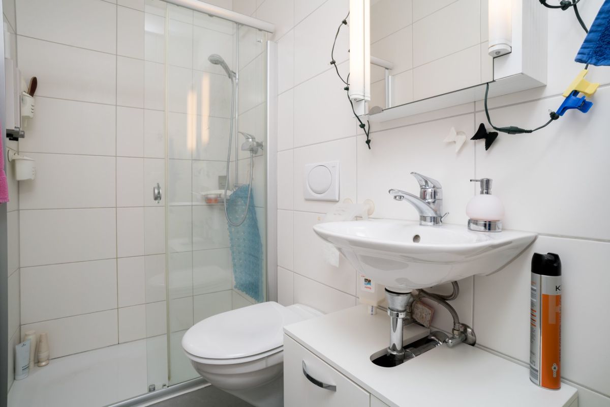 Kleines modernes Badezimmer mit Dusche und Waschbecken