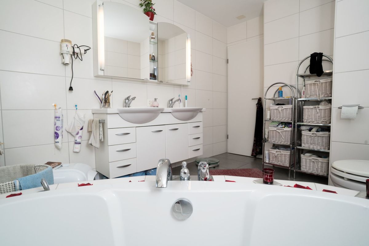 Modernes Badezimmer mit Doppelwaschtisch