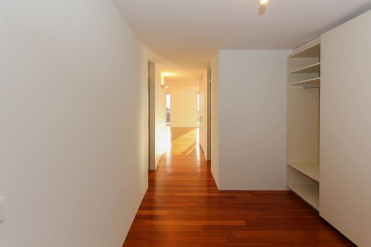 Heller Flur mit Holzparkett und Einbauschrank