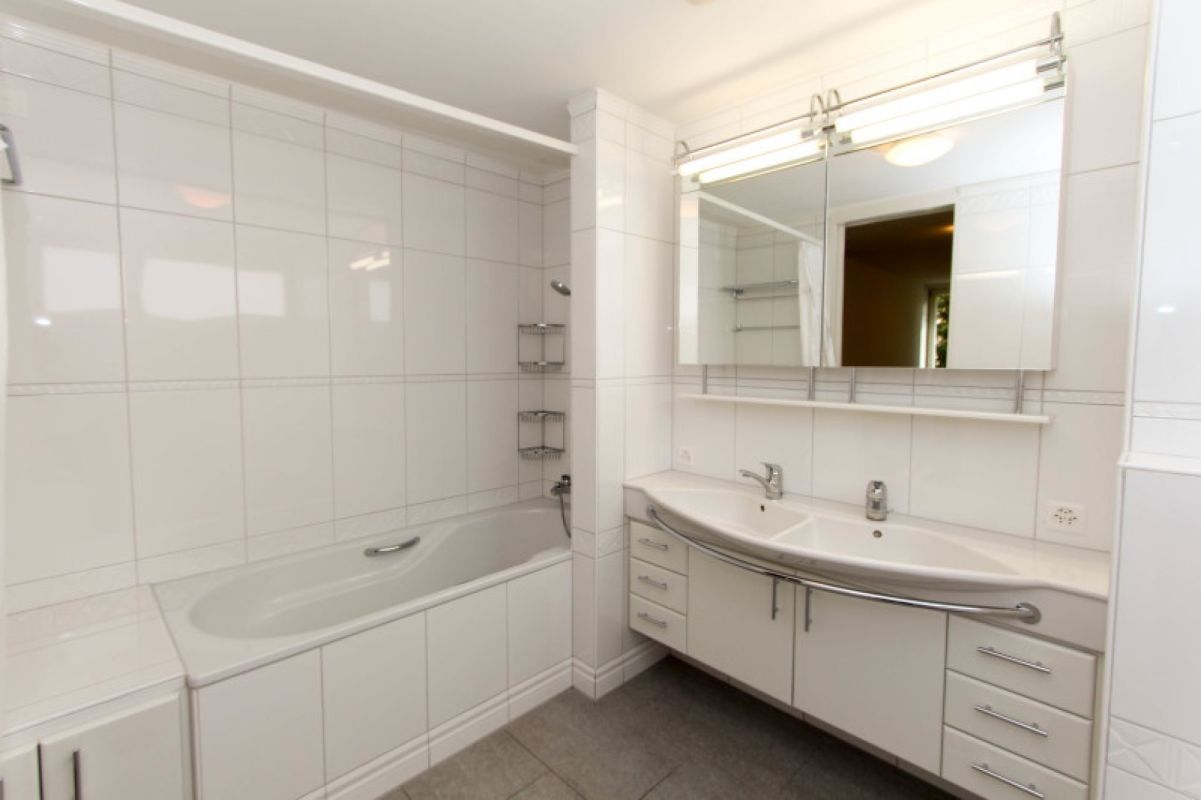 Modernes Badezimmer mit Wanne und Doppelwaschtisch