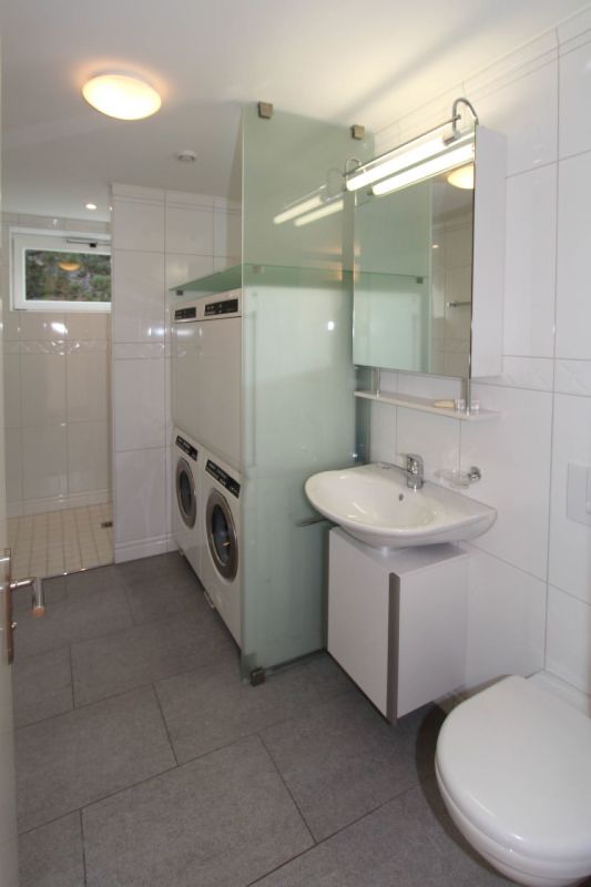 Modernes Badezimmer mit Hauswirtschaftsbereich