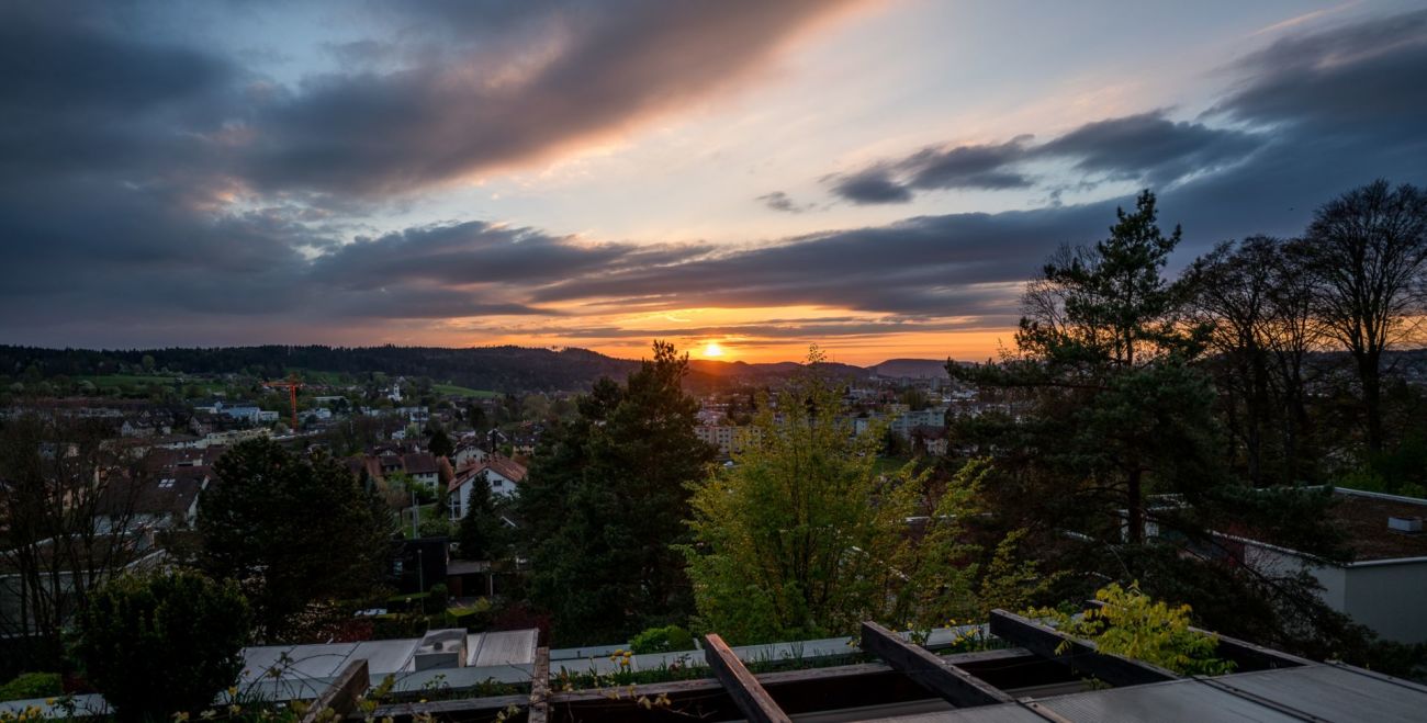 Sonnenuntergang über der Stadt mit weitem Ausblick