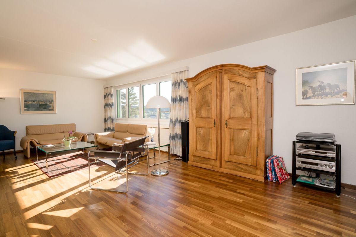 Helles Wohnzimmer mit Holzmöbeln