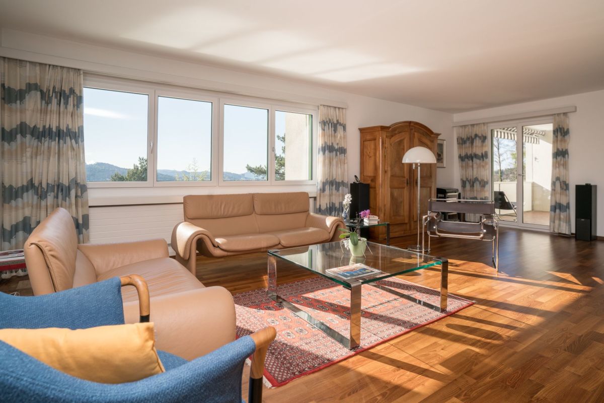 Heller Wohnraum mit großem Fensterband und Terrasse