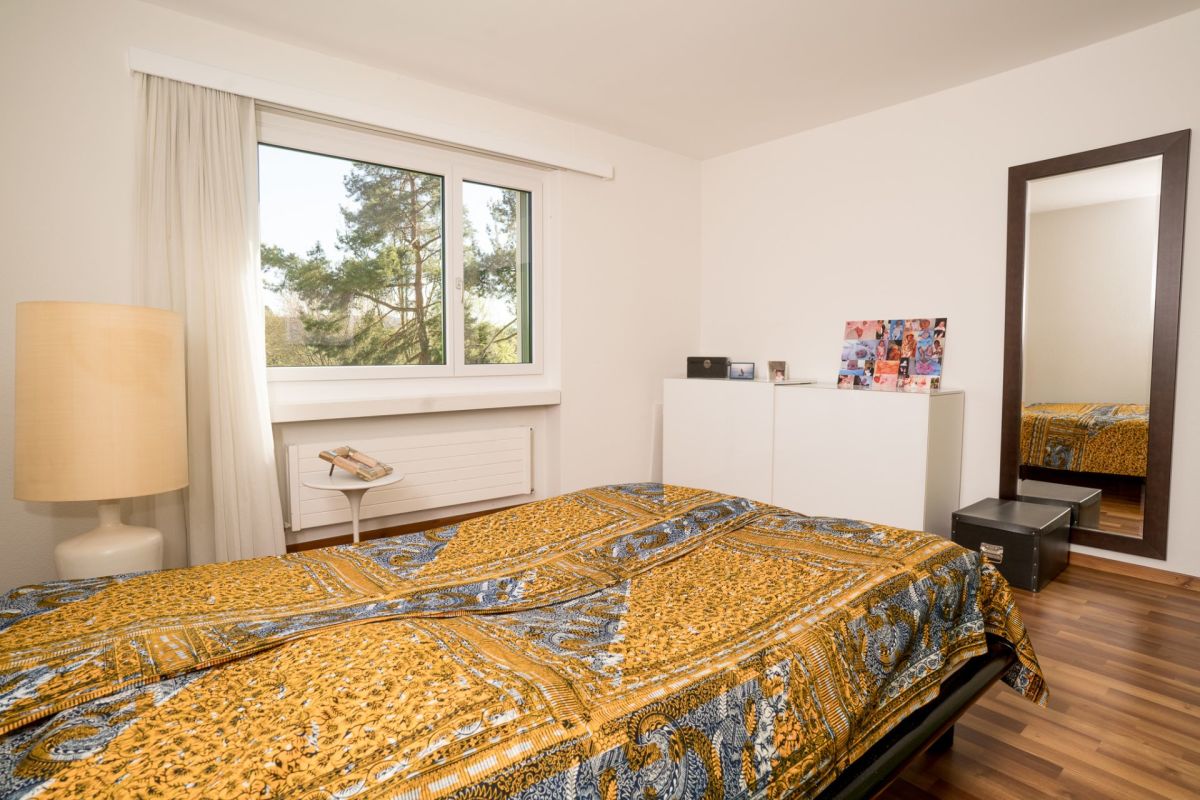 Helles Schlafzimmer mit Bett und Fenster