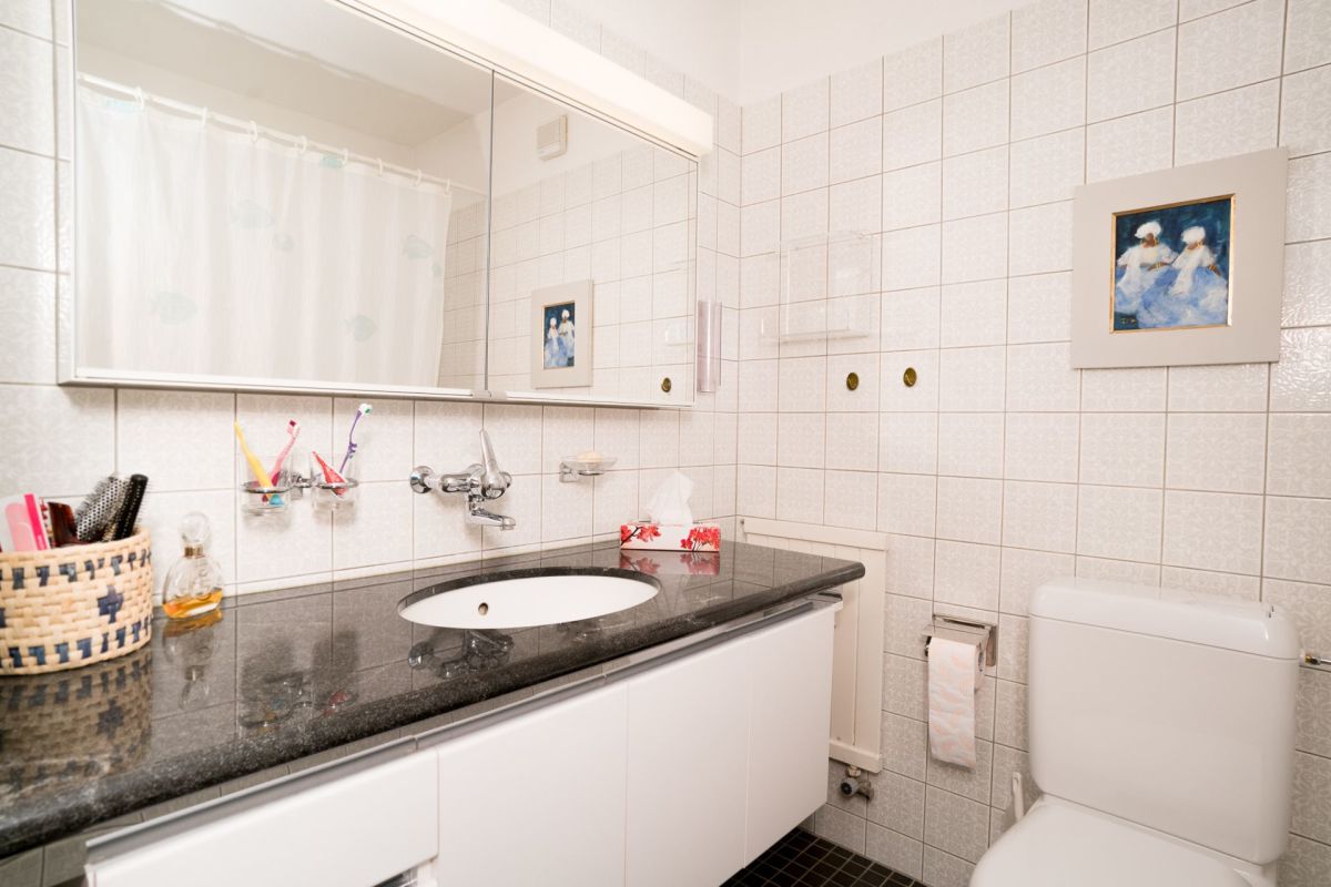 Badezimmer mit Waschtisch und WC