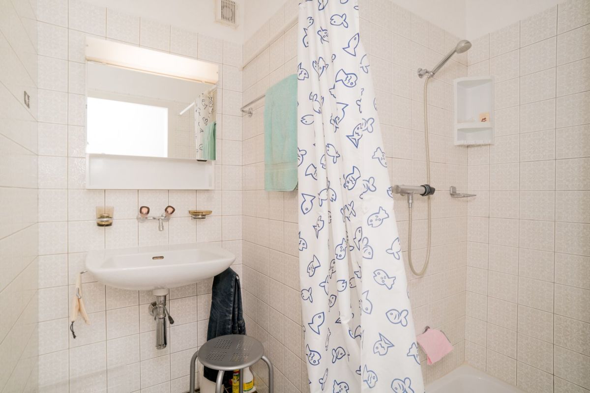 Kleines Badezimmer mit Dusche und Waschbecken