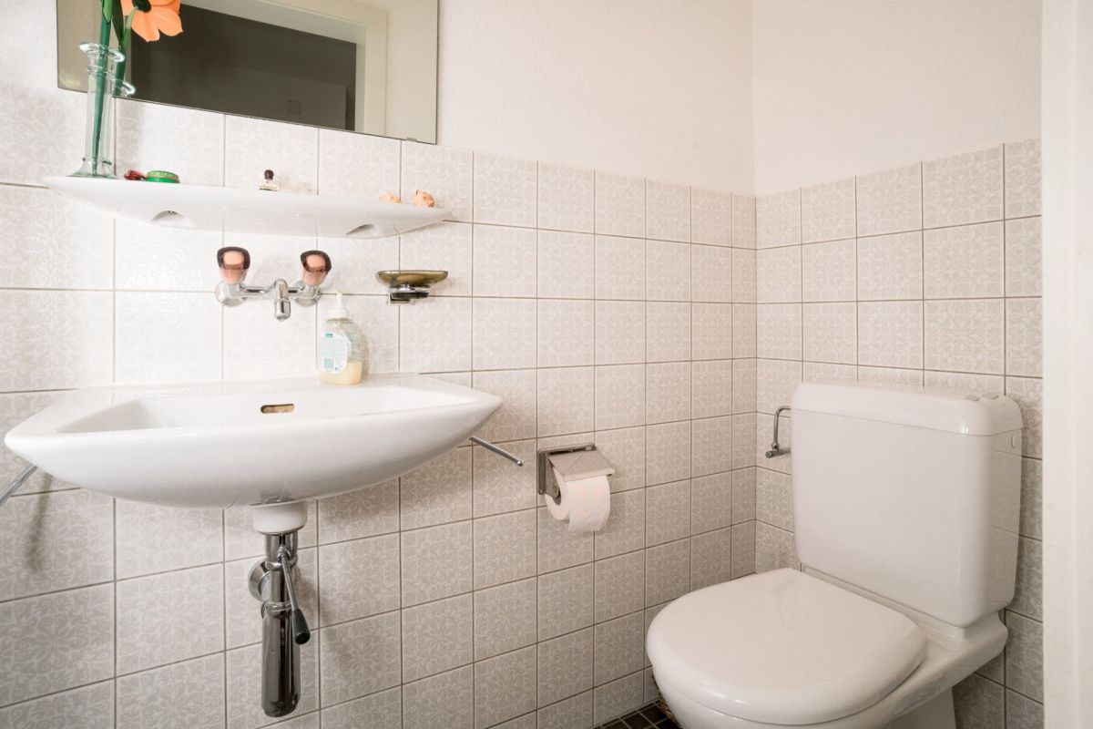 Gäste-WC mit Wandwaschbecken und WC