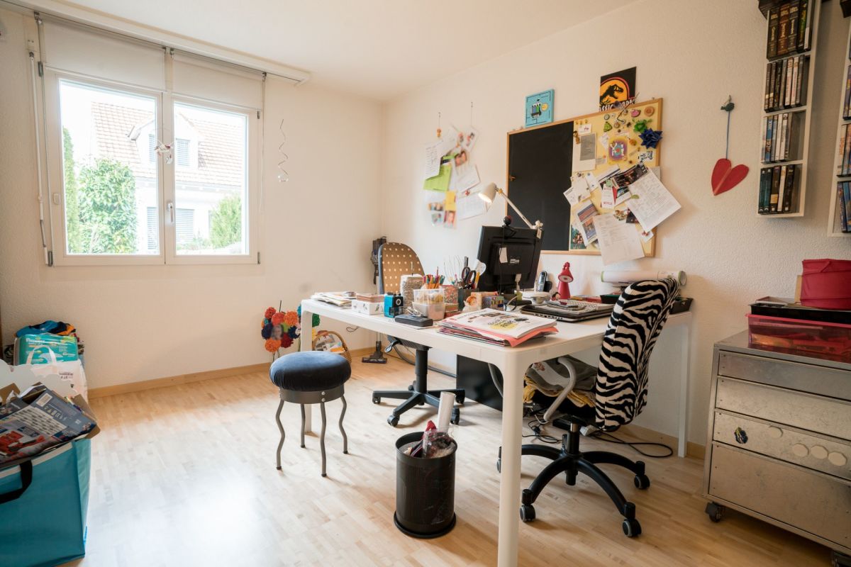 Arbeitszimmer mit Fenster und Schreibtisch