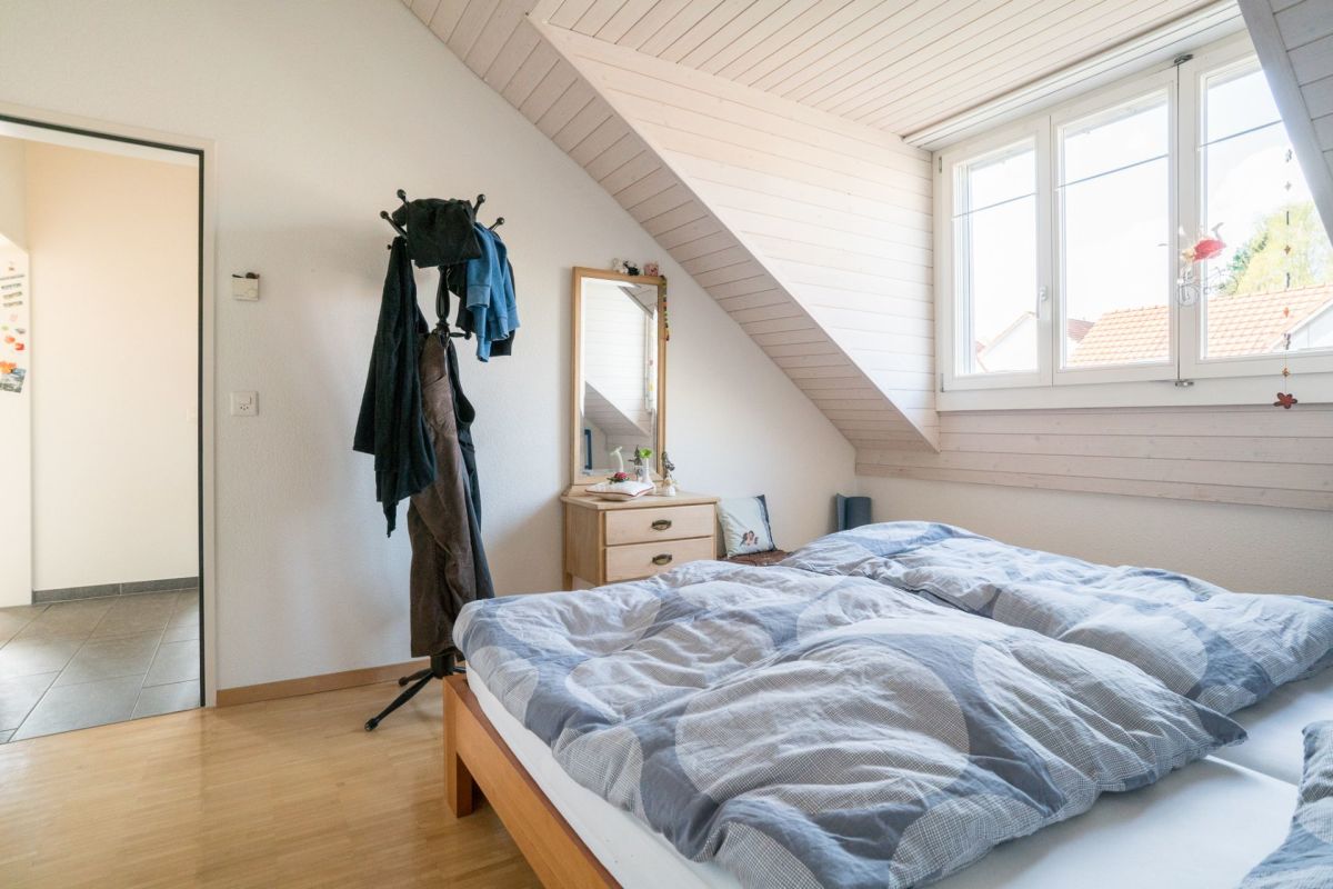 Helles Dachgeschoss-Schlafzimmer mit Doppelbett