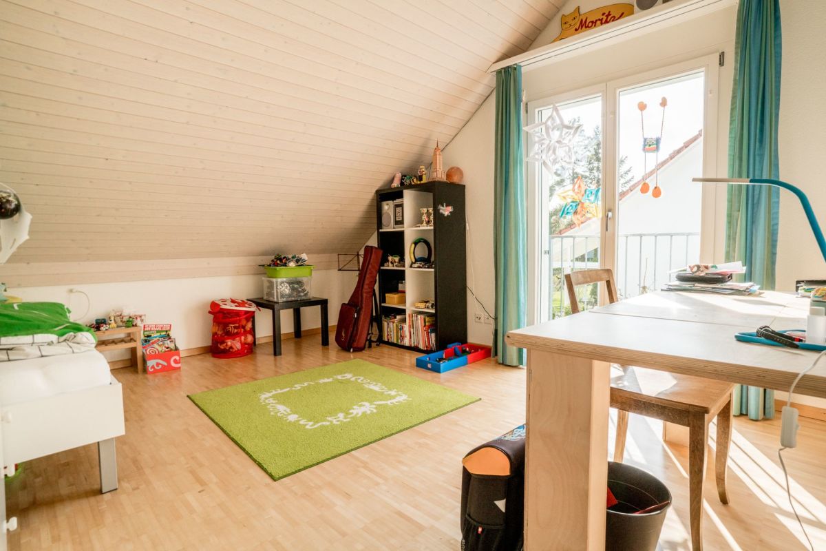 Helles Dachzimmer mit Spiel- und Arbeitsbereich