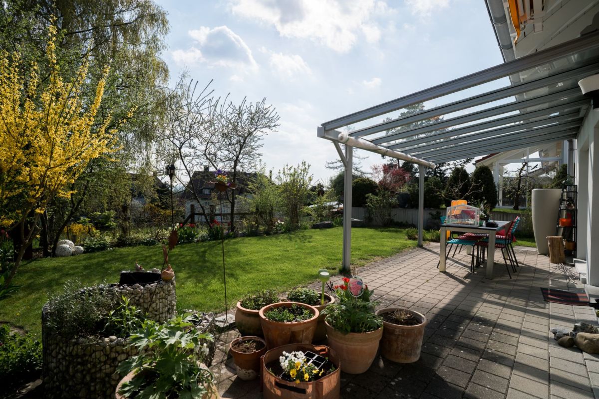 Überdachte Terrasse mit Gartenblick