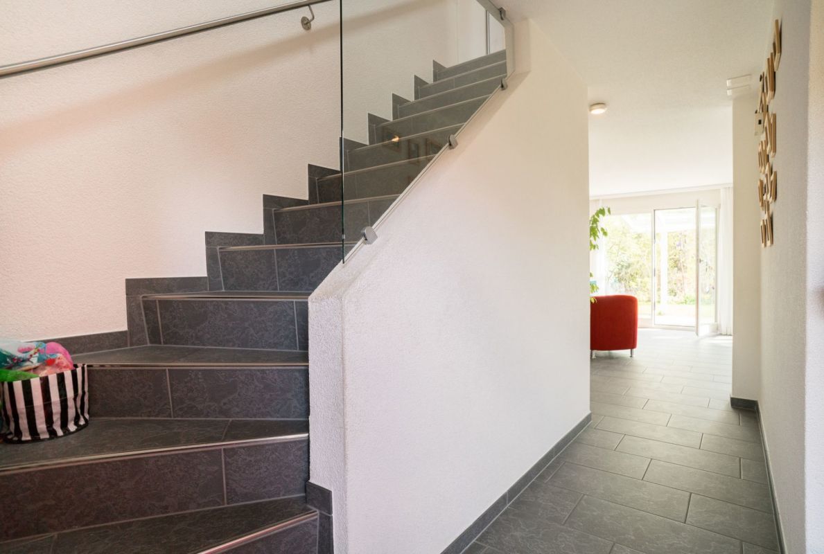 Moderner Flur mit Treppe
