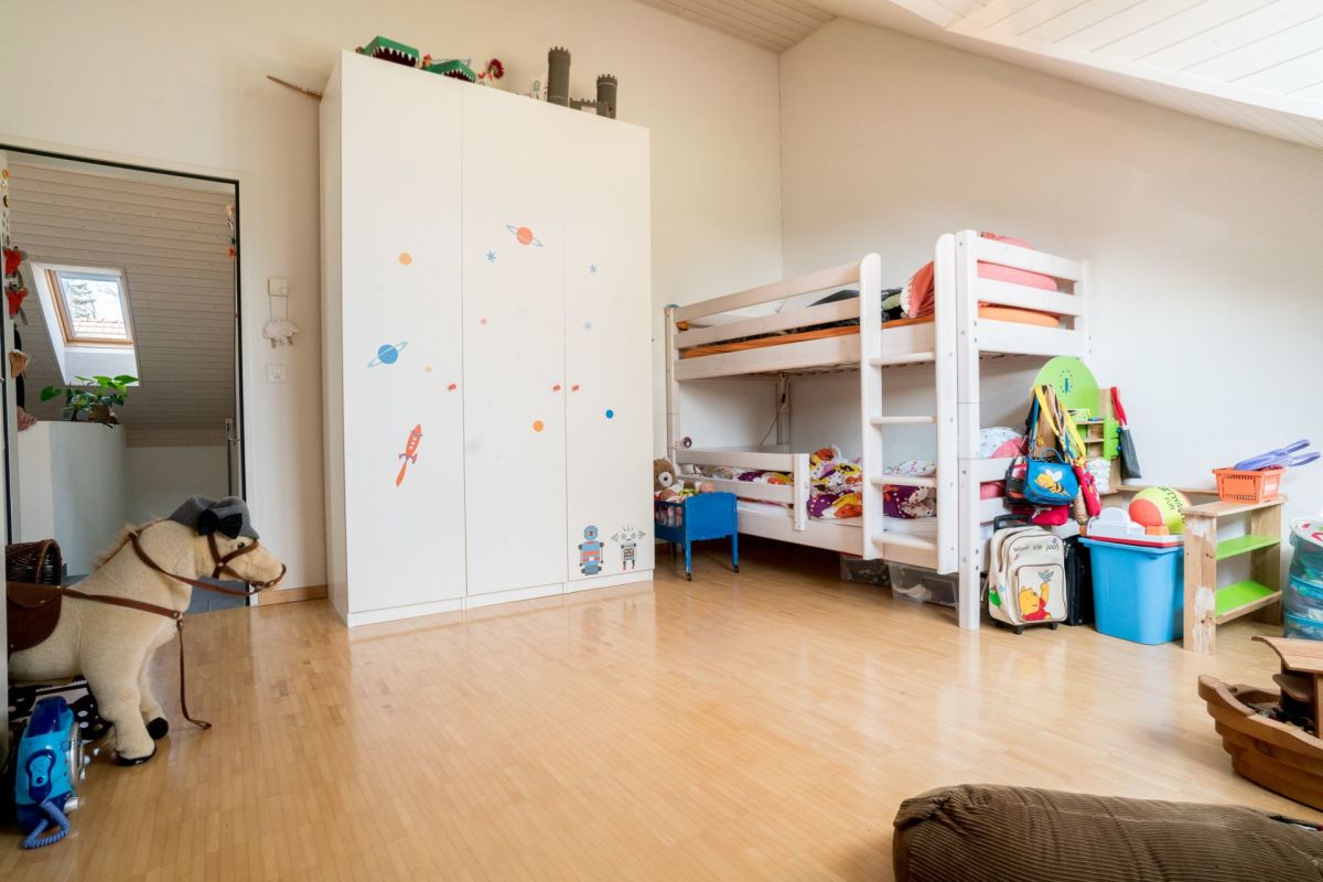 Kinderzimmer mit Hochbett und Kleiderschrank