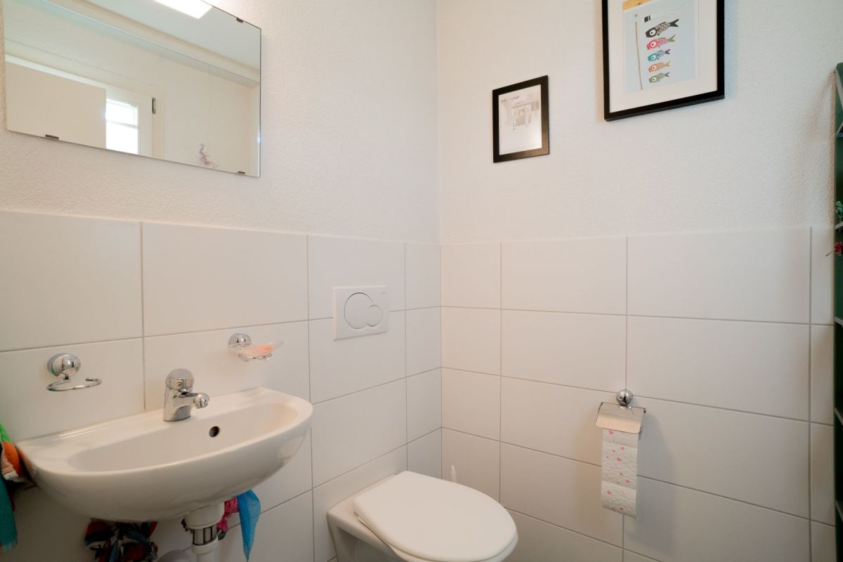 Gäste-WC mit Waschbecken und WC