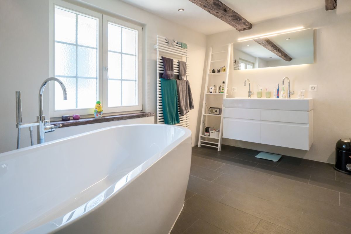 Modernes Badezimmer mit freistehender Wanne und Doppelwaschtisch