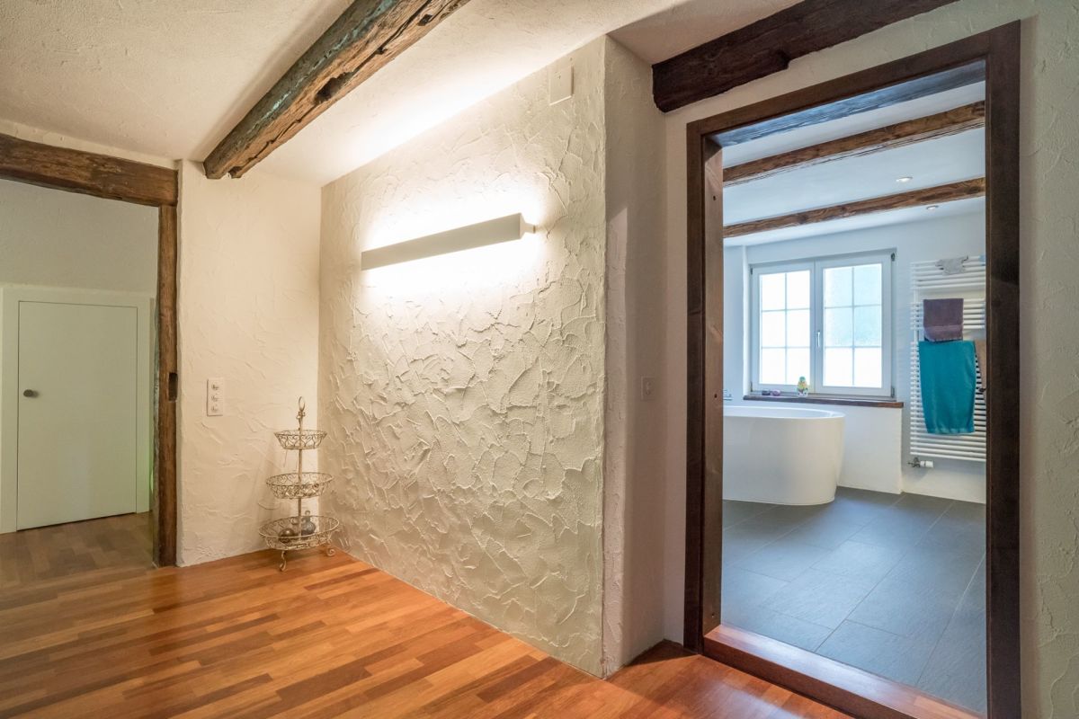 Flur mit Blick ins Badezimmer