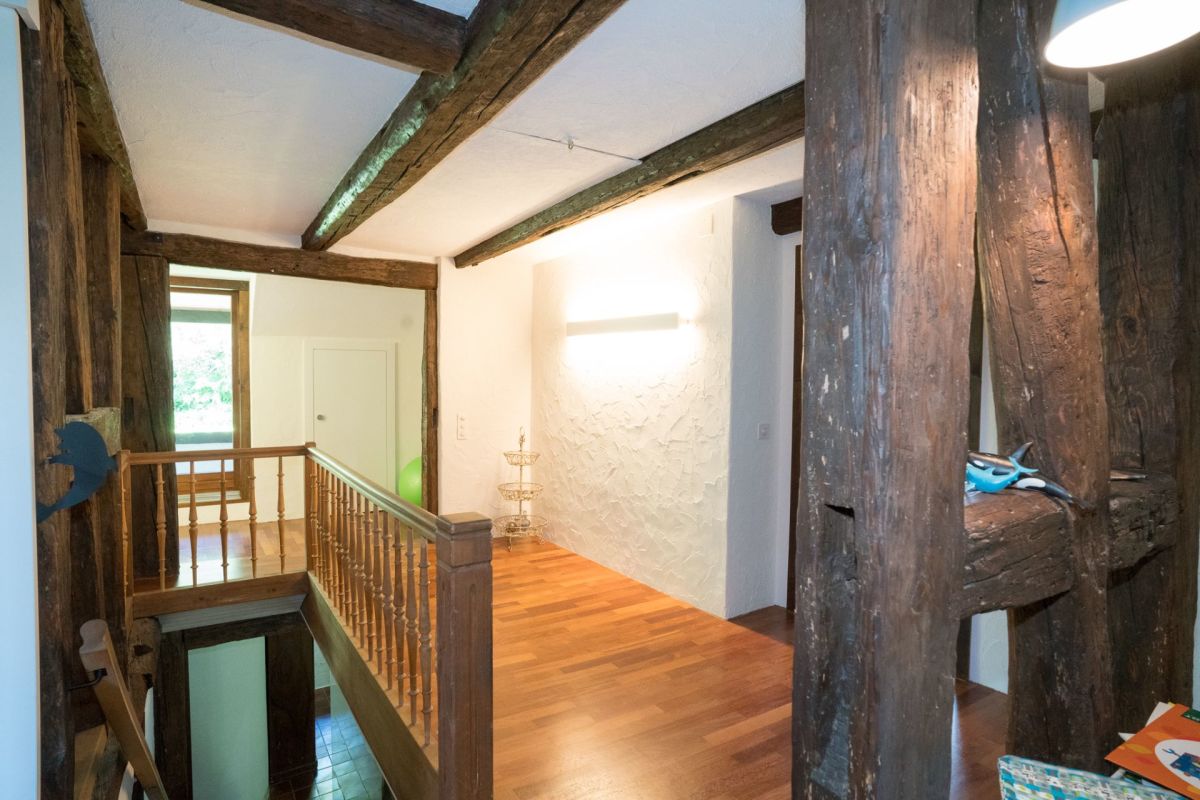 Rustikaler Galerieflur mit sichtbaren Holzbalken