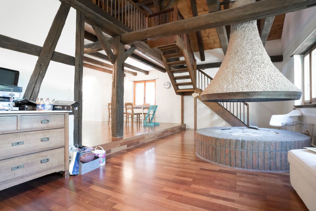 Wohnraum mit offener Galerie und Kamin