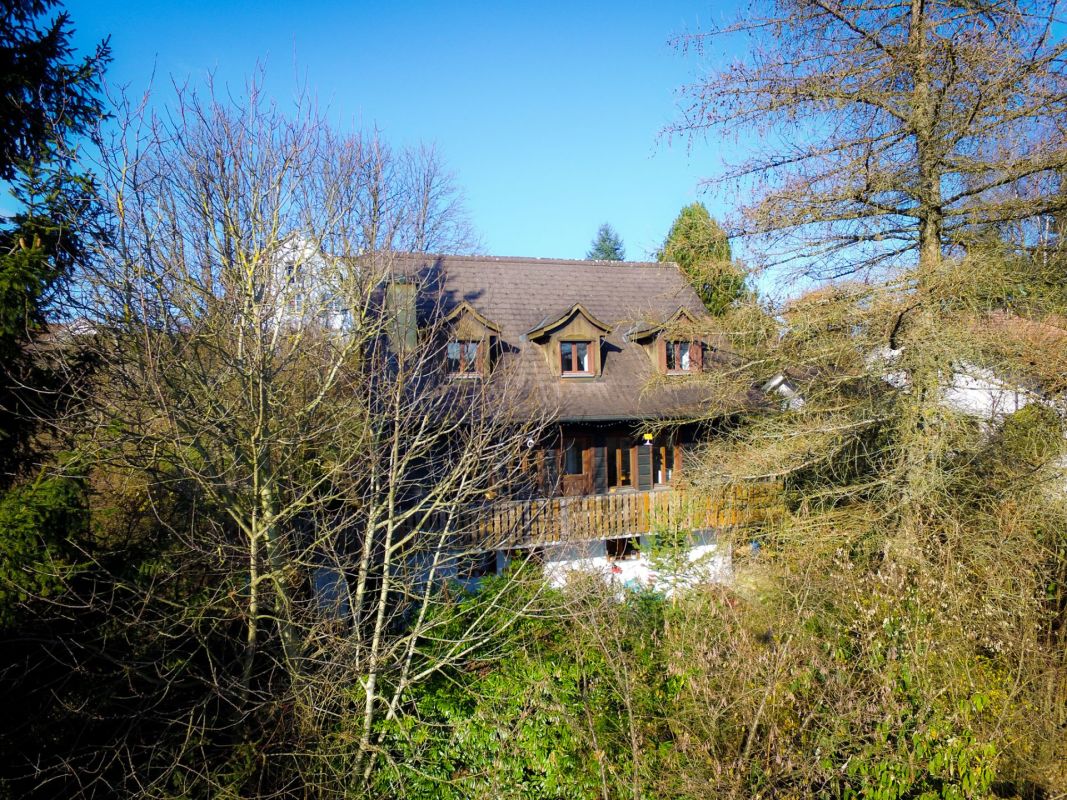 Außenansicht eines Hauses im Grünen