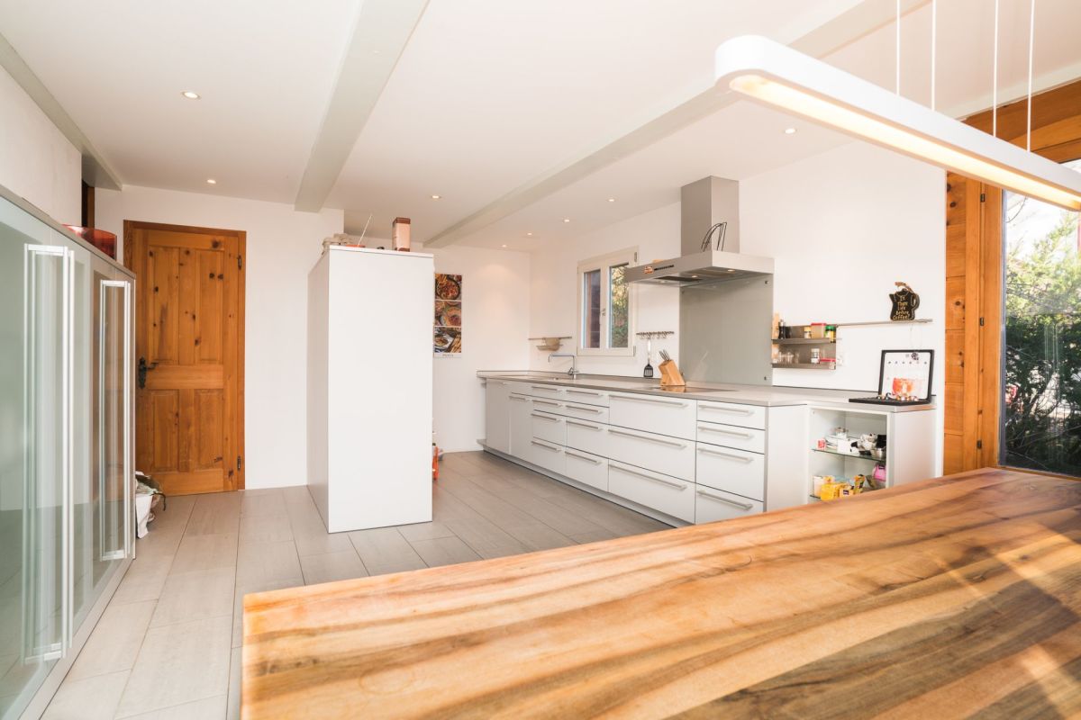 Moderne helle Küche mit Holzdetails