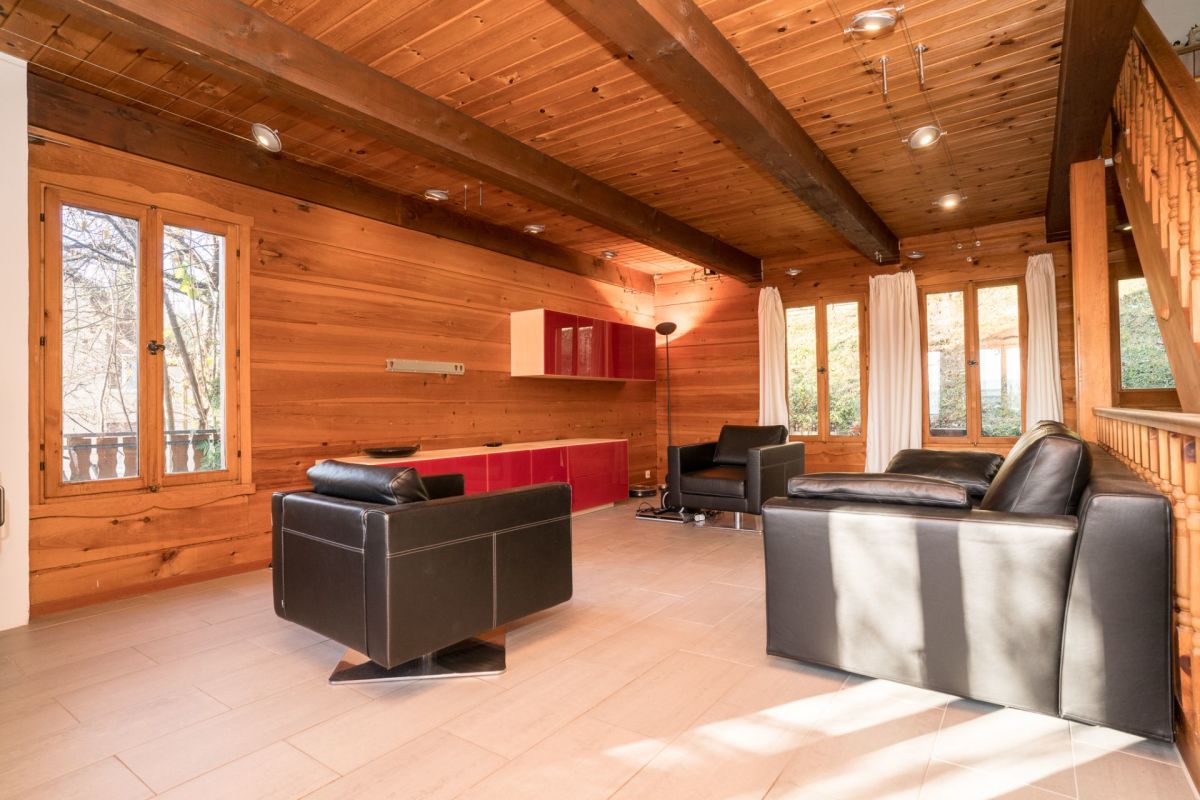 Gemütliches Wohnzimmer mit viel Holz