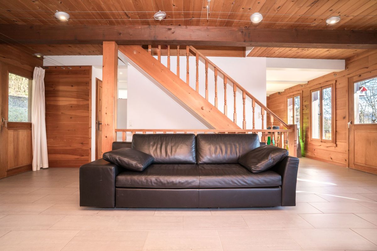Wohnbereich mit Holztreppe