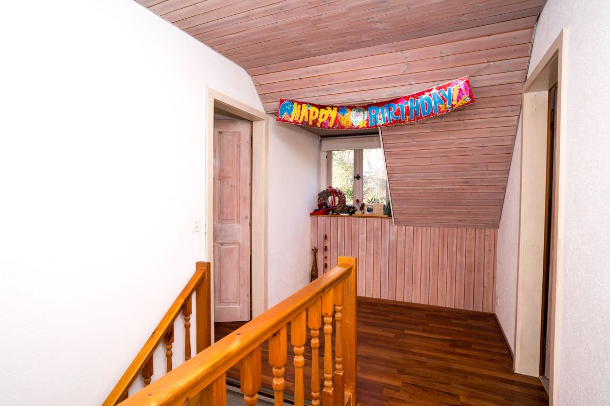 Flur mit Holzdecke und Geburtstagsbanner