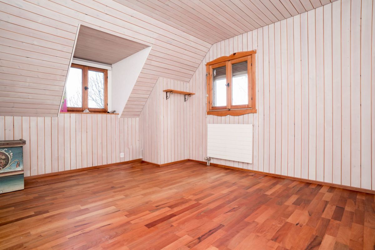 Leerer Dachgeschossraum mit Holzverkleidung