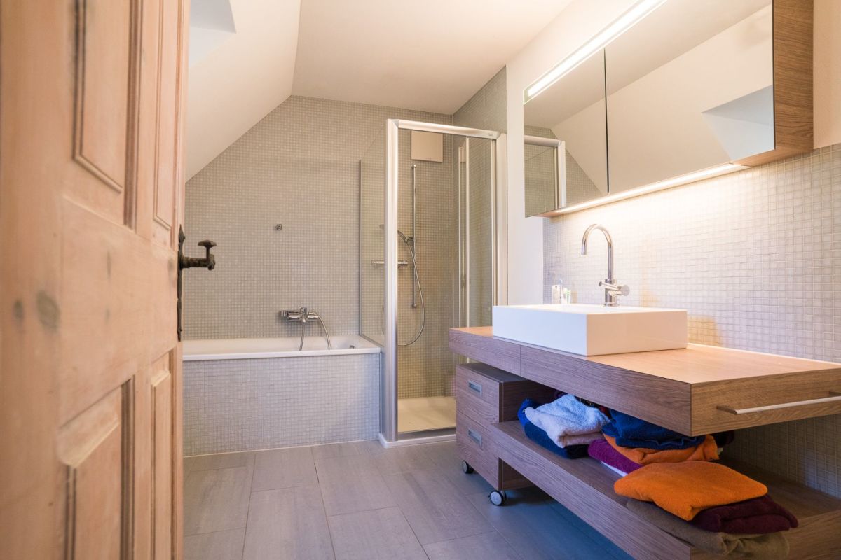 Modernes Badezimmer mit Badewanne, Dusche und Waschtisch