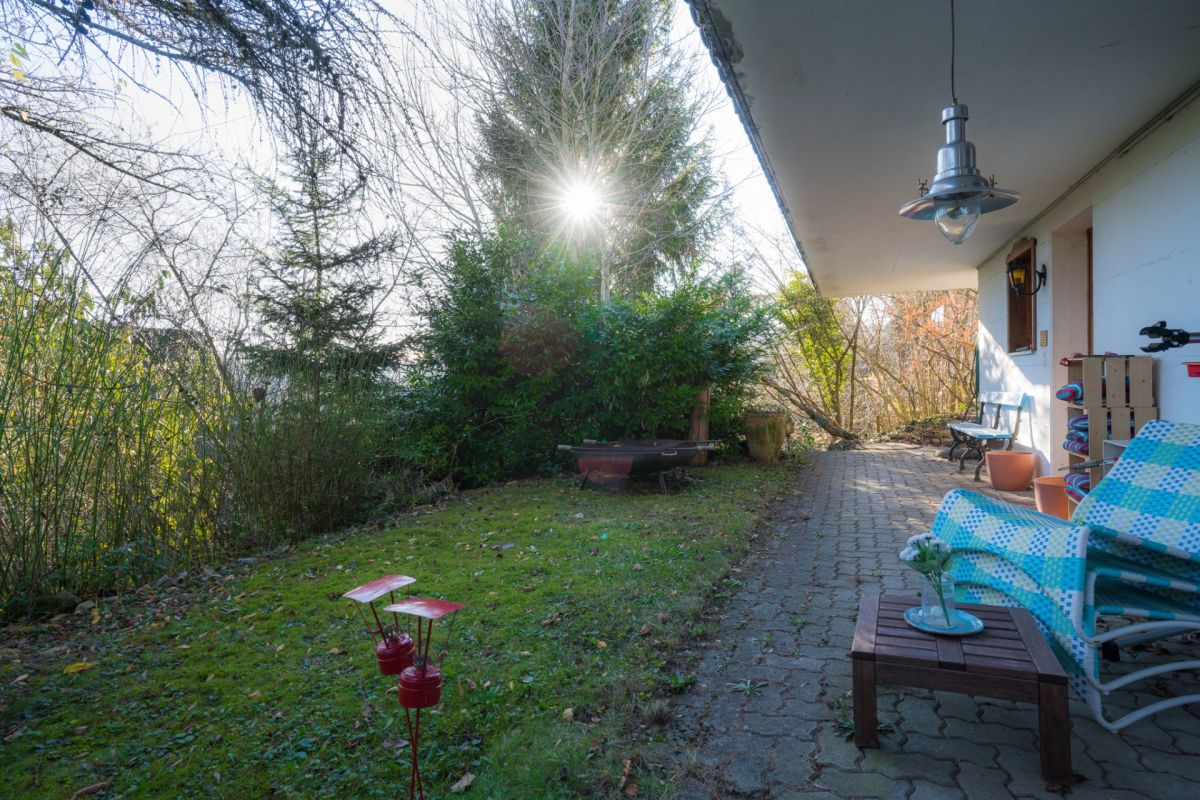 Garten- und Terrassenbereich entlang eines Hauses