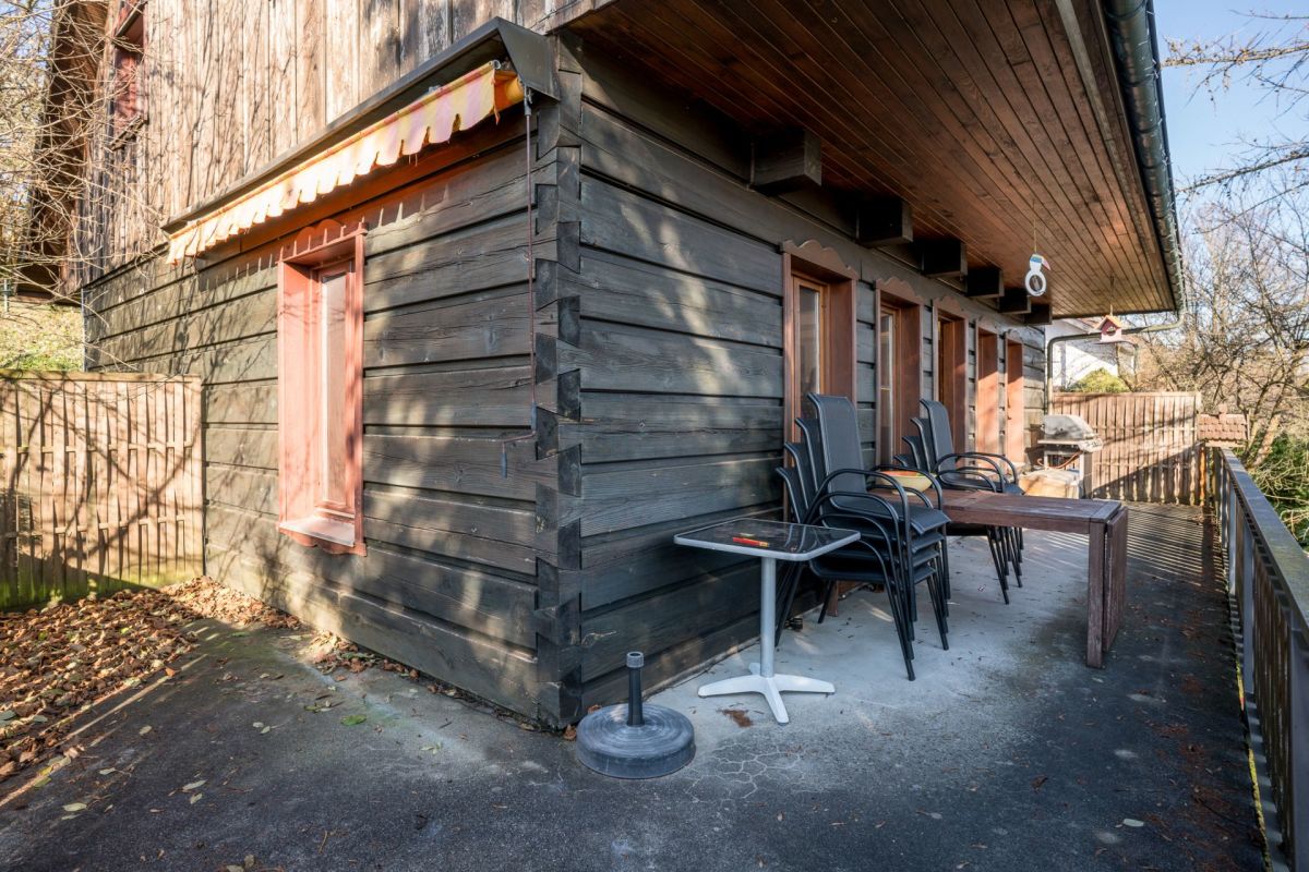 Holzbalkon mit Sitzgruppe