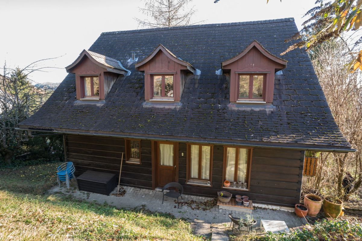 Außenansicht eines Holzhauses mit Schieferdach