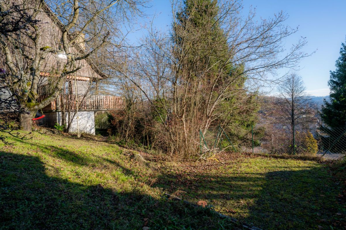 Hang und Garten mit Haus am Rand