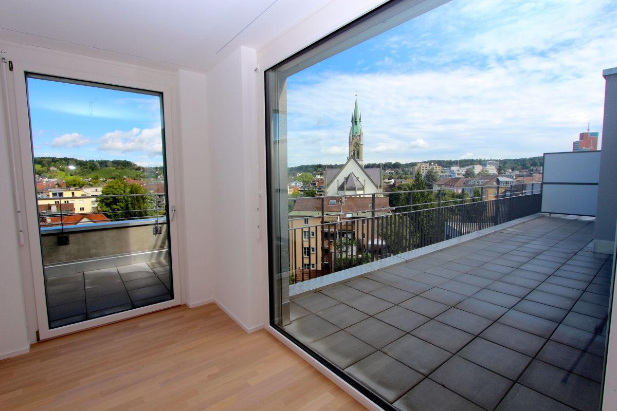Wohnraum mit großem Balkon