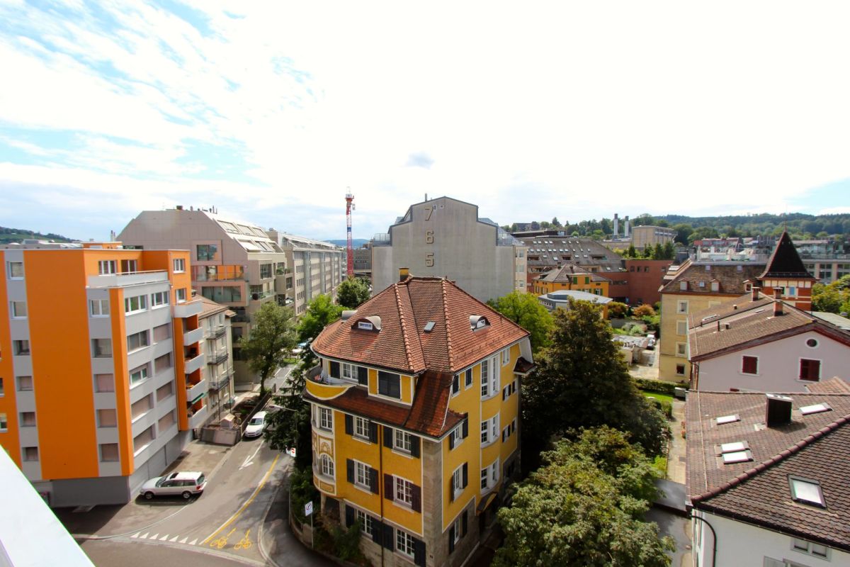 Städtische Dach- und Quartiersansicht mit Wohngebäuden